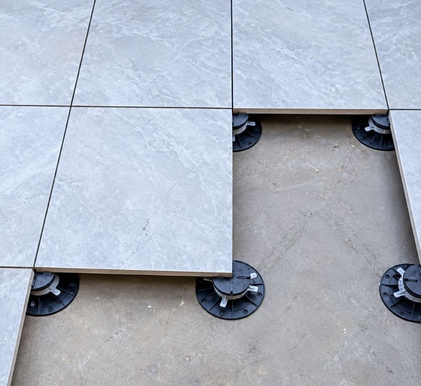 Outdoor pedestal tiling system